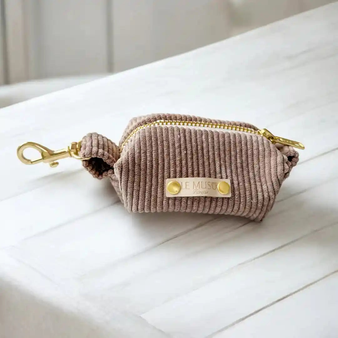Distributeur sacs en velours côtelé avec œillet doré et mousqueton, accessoire pratique pour animaux, fabriqué en France.