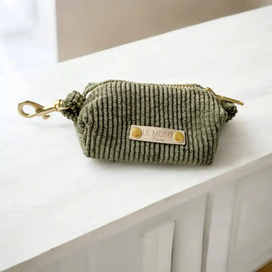 Distributeur sacs en velours côtelé avec œillet doré et mousqueton, accessoire pratique pour animaux, fabriqué en France.