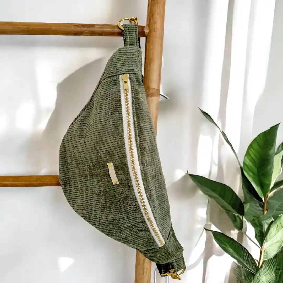 Sac banane velours fabriqué en France, en tissu côtelé marron avec fermeture éclair dorée. Intérieur imperméable, idéal pour accessoires animaux.