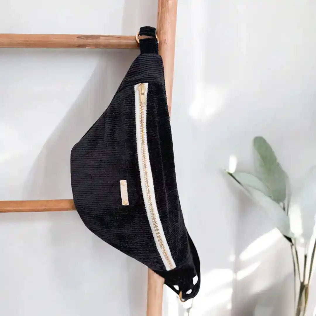 Sac banane velours fabriqué en France, en tissu côtelé marron avec fermeture éclair dorée. Intérieur imperméable, idéal pour accessoires animaux.